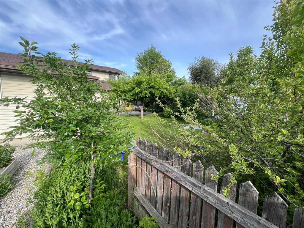 25 Deerfield Manor Se, Calgary, AB