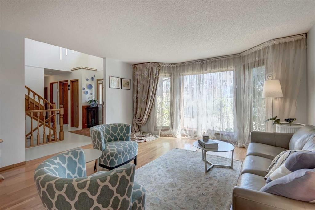 25 Deerfield Manor Se, Calgary, AB