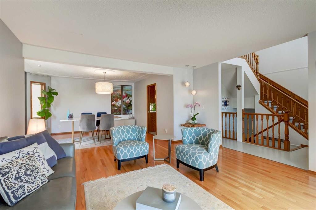 25 Deerfield Manor Se, Calgary, AB
