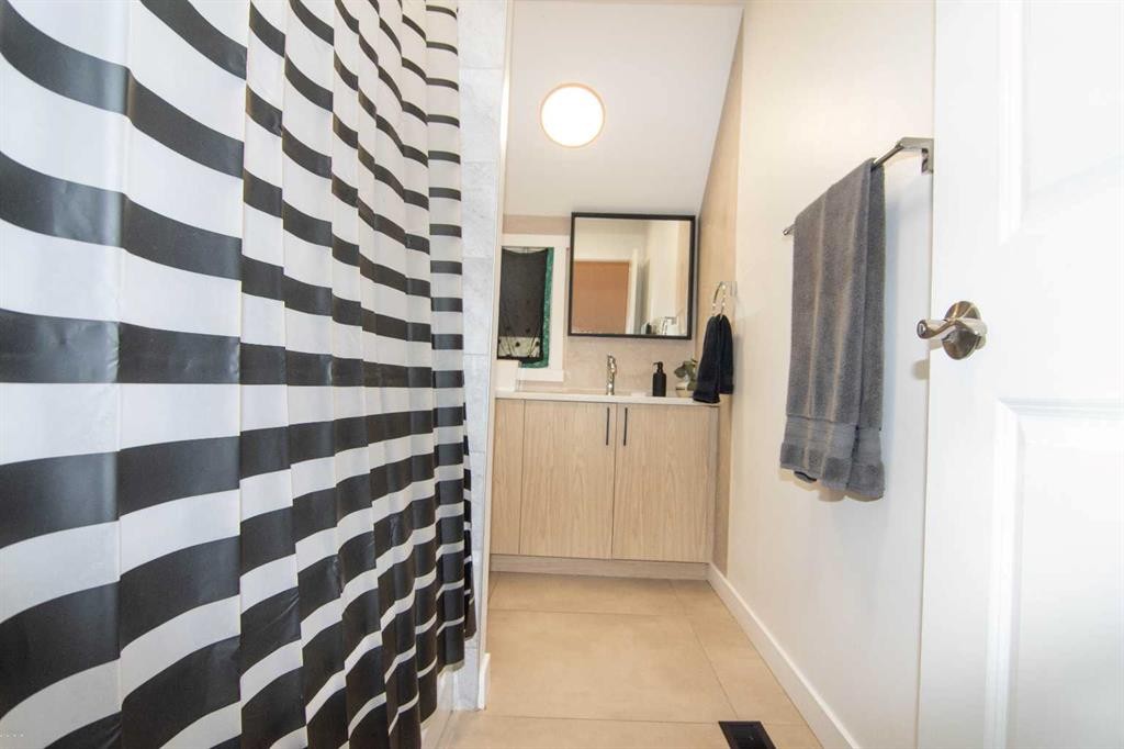 235 Avonburn Road Se, Calgary, AB - Indoor Photo Showing Other Room