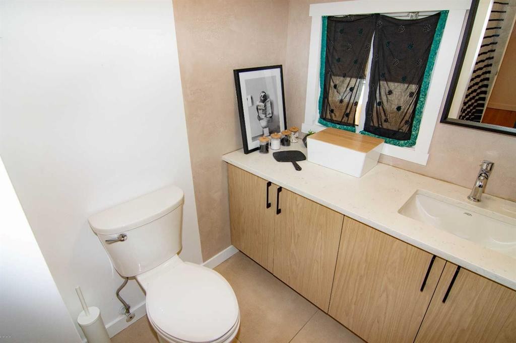 235 Avonburn Road Se, Calgary, AB - Indoor Photo Showing Bathroom