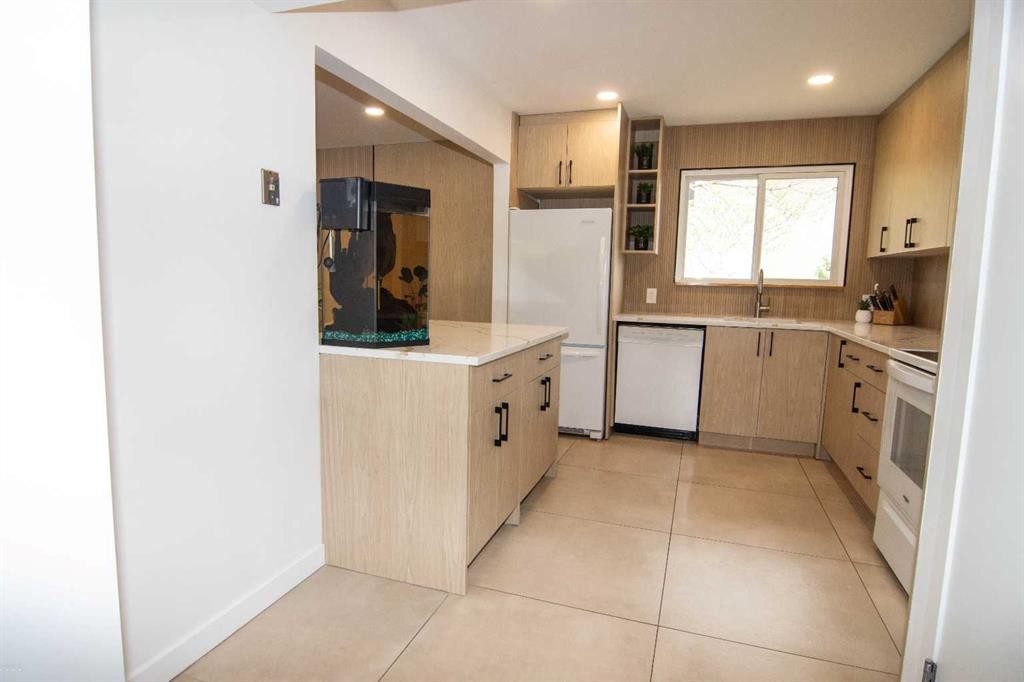 235 Avonburn Road Se, Calgary, AB - Indoor Photo Showing Kitchen