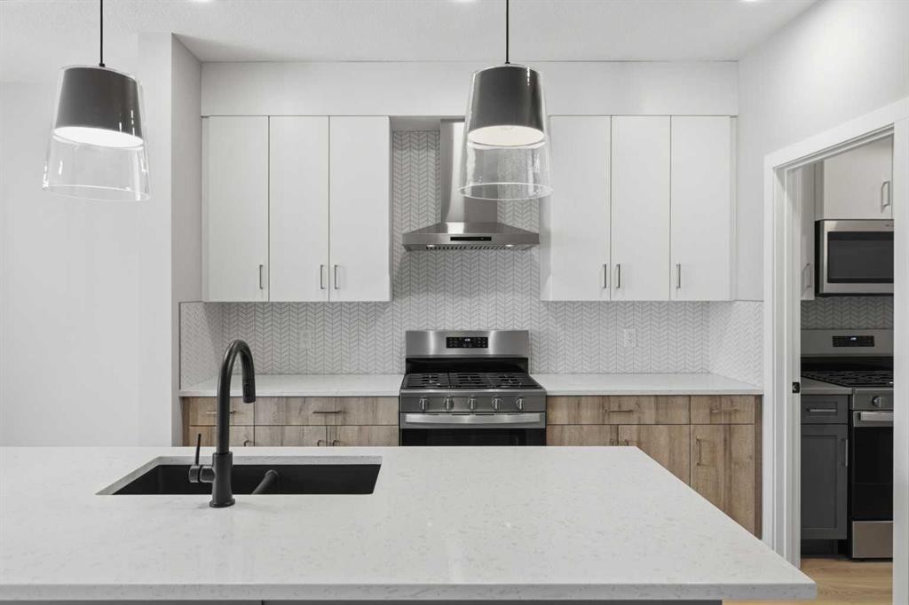 43 Belvedere Crescent Se, Calgary, AB - Indoor Photo Showing Kitchen With Double Sink With Upgraded Kitchen