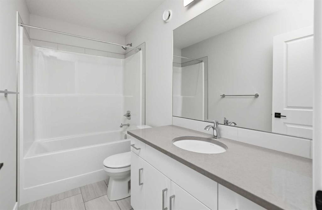 43 Belvedere Crescent Se, Calgary, AB - Indoor Photo Showing Bathroom