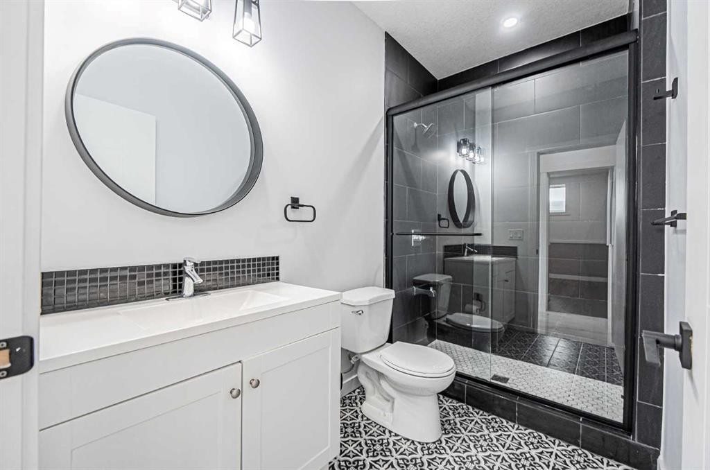 7 Waterford Heights, Chestermere, AB - Indoor Photo Showing Bathroom