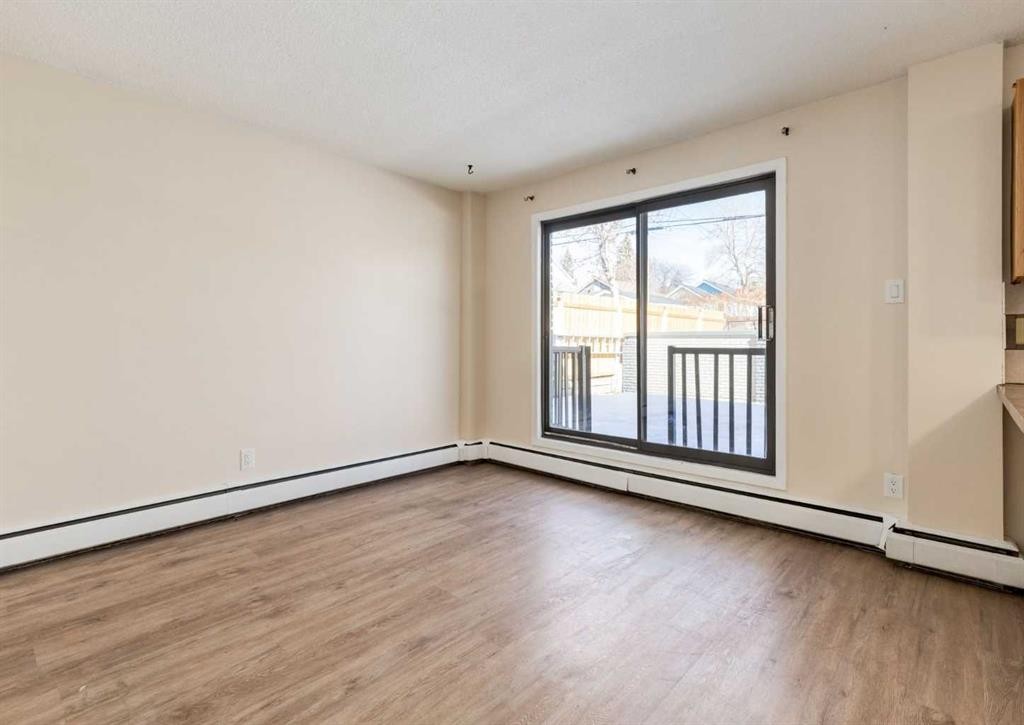 120 29 Avenue Nw, Calgary, AB - Indoor Photo Showing Other Room