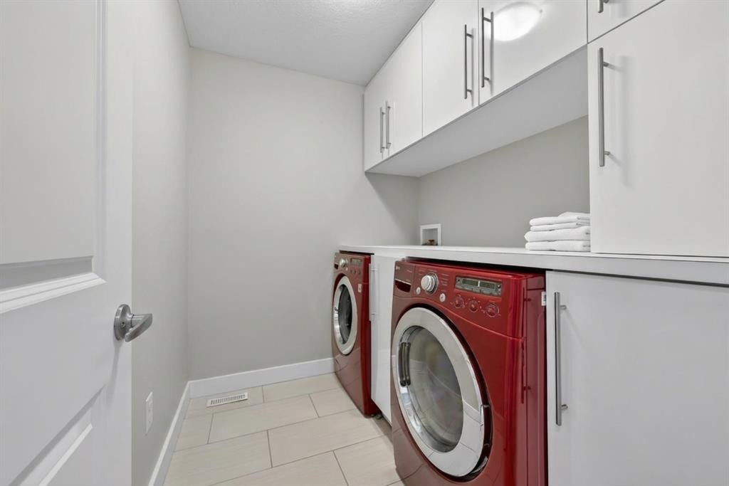 7104 36 Avenue Nw, Calgary, AB - Indoor Photo Showing Laundry Room