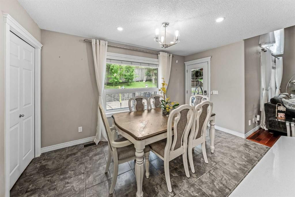 66 Crestmont Drive Sw, Calgary, AB - Indoor Photo Showing Dining Room