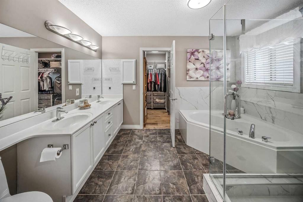 66 Crestmont Drive Sw, Calgary, AB - Indoor Photo Showing Bathroom