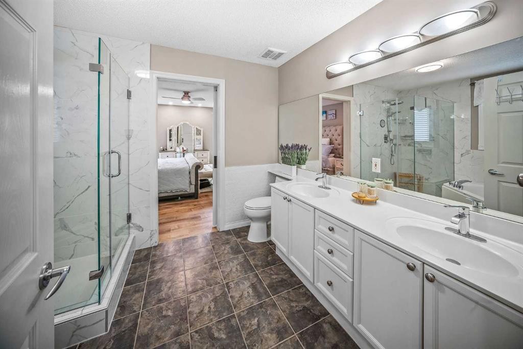 66 Crestmont Drive Sw, Calgary, AB - Indoor Photo Showing Bathroom