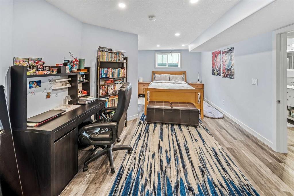 66 Crestmont Drive Sw, Calgary, AB - Indoor Photo Showing Other Room