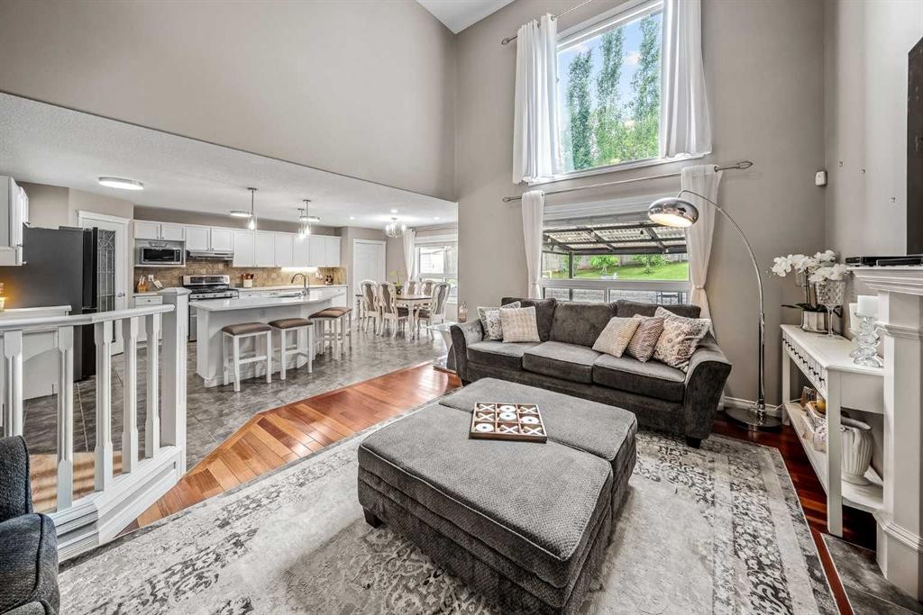 66 Crestmont Drive Sw, Calgary, AB - Indoor Photo Showing Living Room