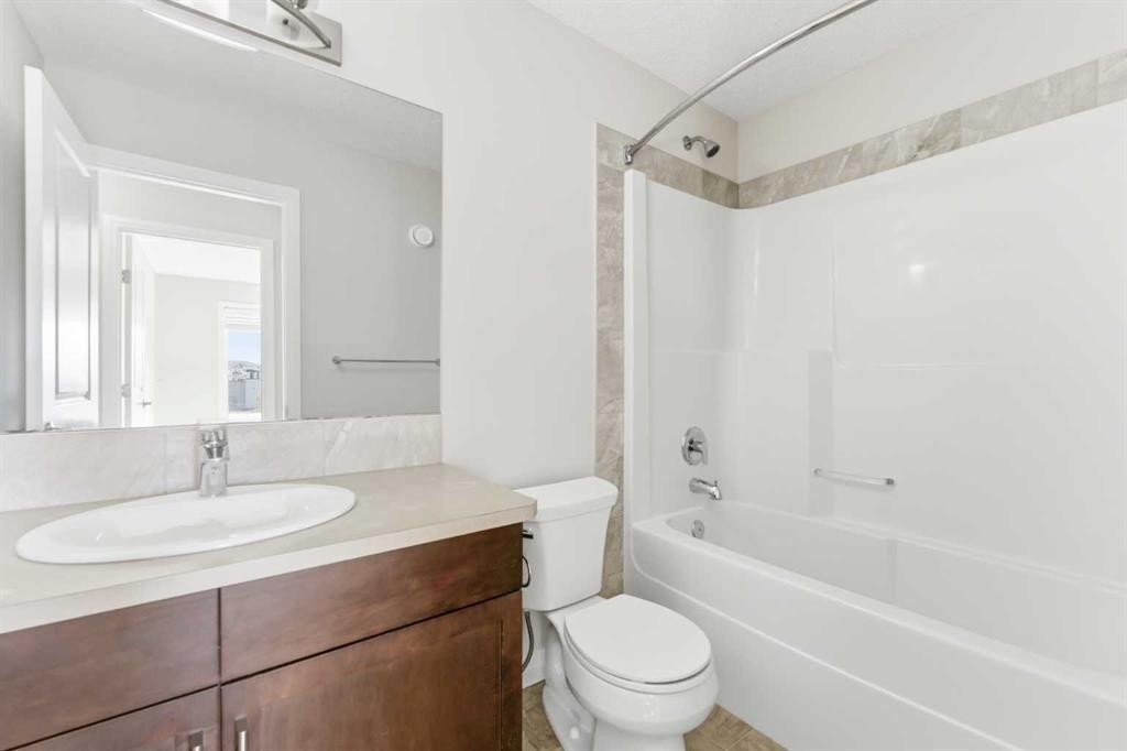 96 Red Embers Crescent Ne, Calgary, AB - Indoor Photo Showing Bathroom