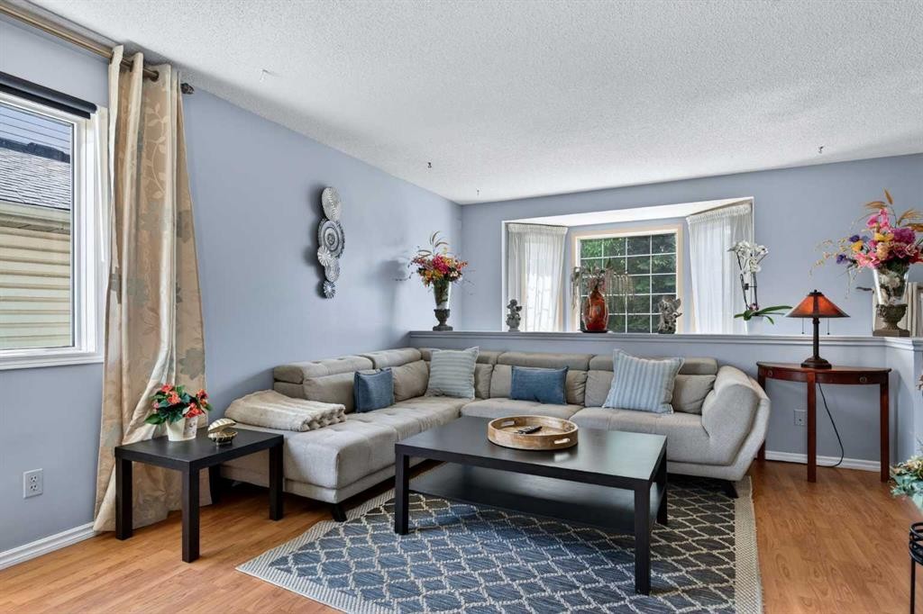 159 Fresno Place Ne, Calgary, AB - Indoor Photo Showing Living Room