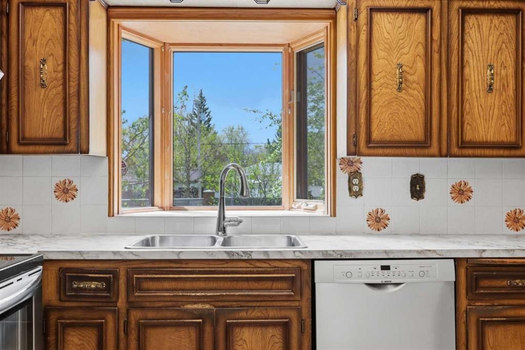 480 Berkley Crescent Nw, Calgary, AB - Indoor Photo Showing Kitchen With Double Sink