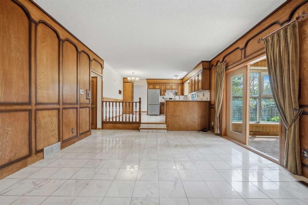 480 Berkley Crescent Nw, Calgary, AB - Indoor Photo Showing Other Room