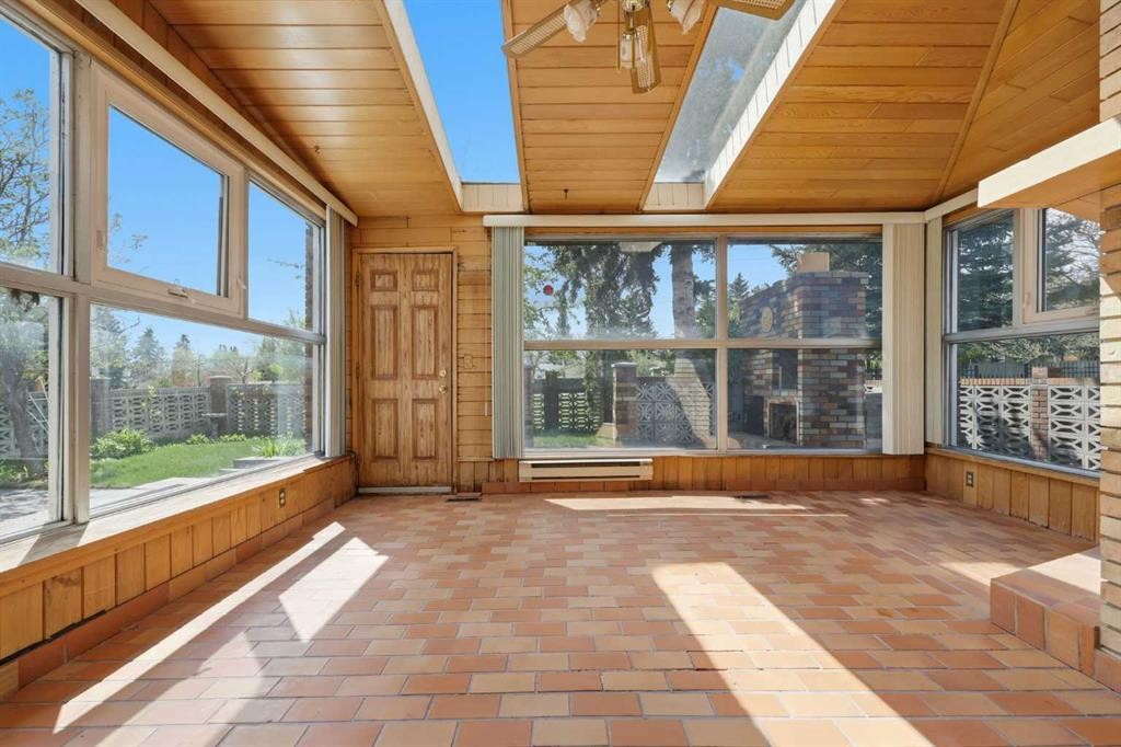 480 Berkley Crescent Nw, Calgary, AB - Indoor Photo Showing Other Room