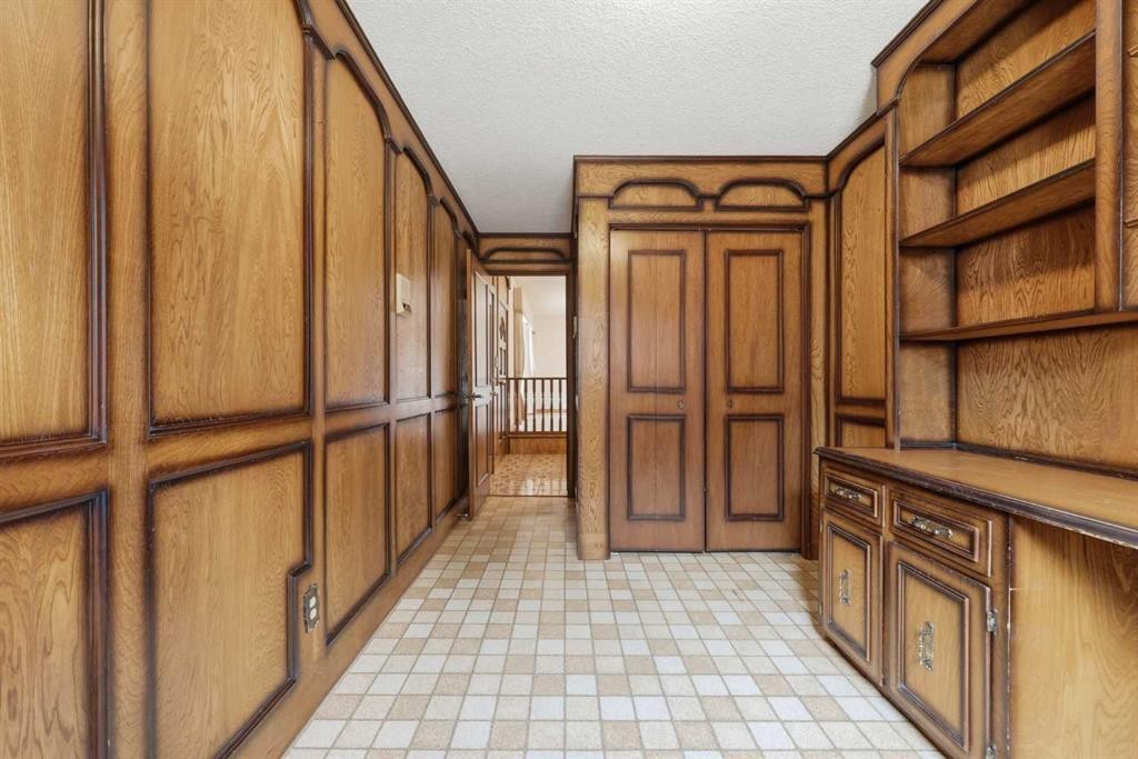 480 Berkley Crescent Nw, Calgary, AB - Indoor Photo Showing Other Room