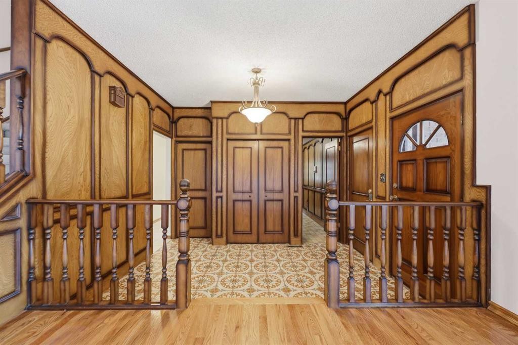 480 Berkley Crescent Nw, Calgary, AB - Indoor Photo Showing Other Room