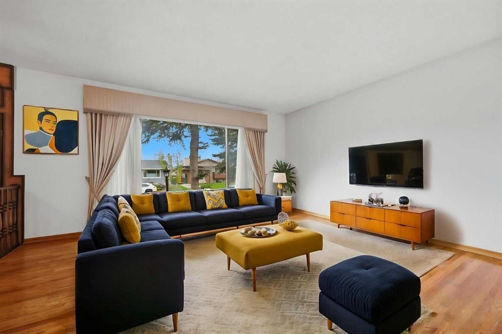 480 Berkley Crescent Nw, Calgary, AB - Indoor Photo Showing Living Room