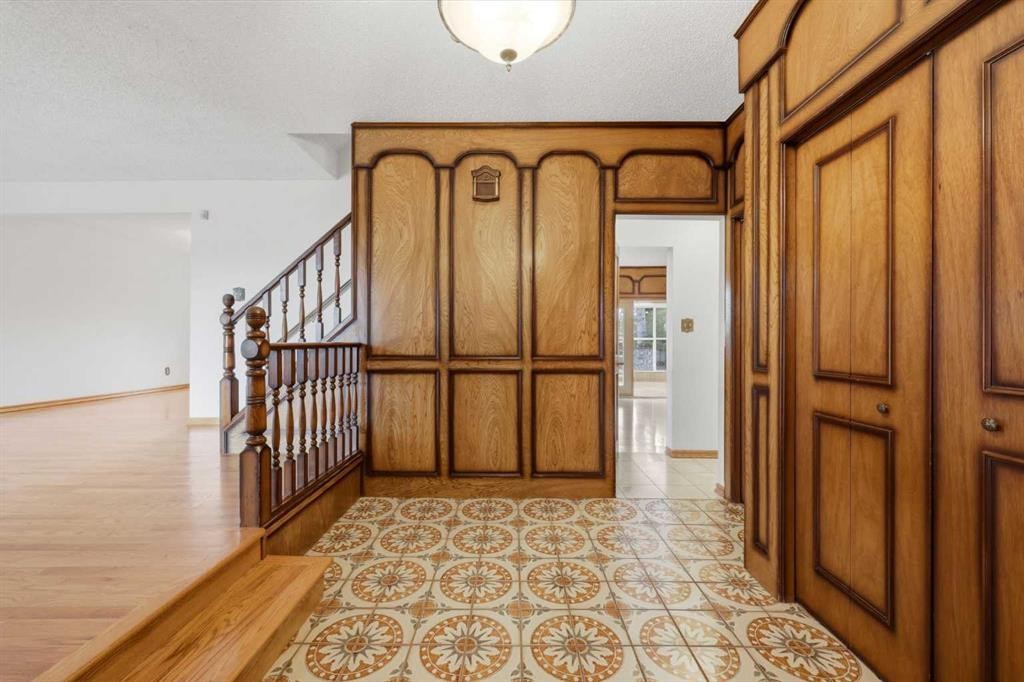 480 Berkley Crescent Nw, Calgary, AB - Indoor Photo Showing Other Room
