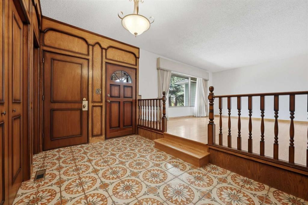 480 Berkley Crescent Nw, Calgary, AB - Indoor Photo Showing Other Room