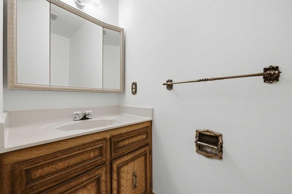 480 Berkley Crescent Nw, Calgary, AB - Indoor Photo Showing Bathroom