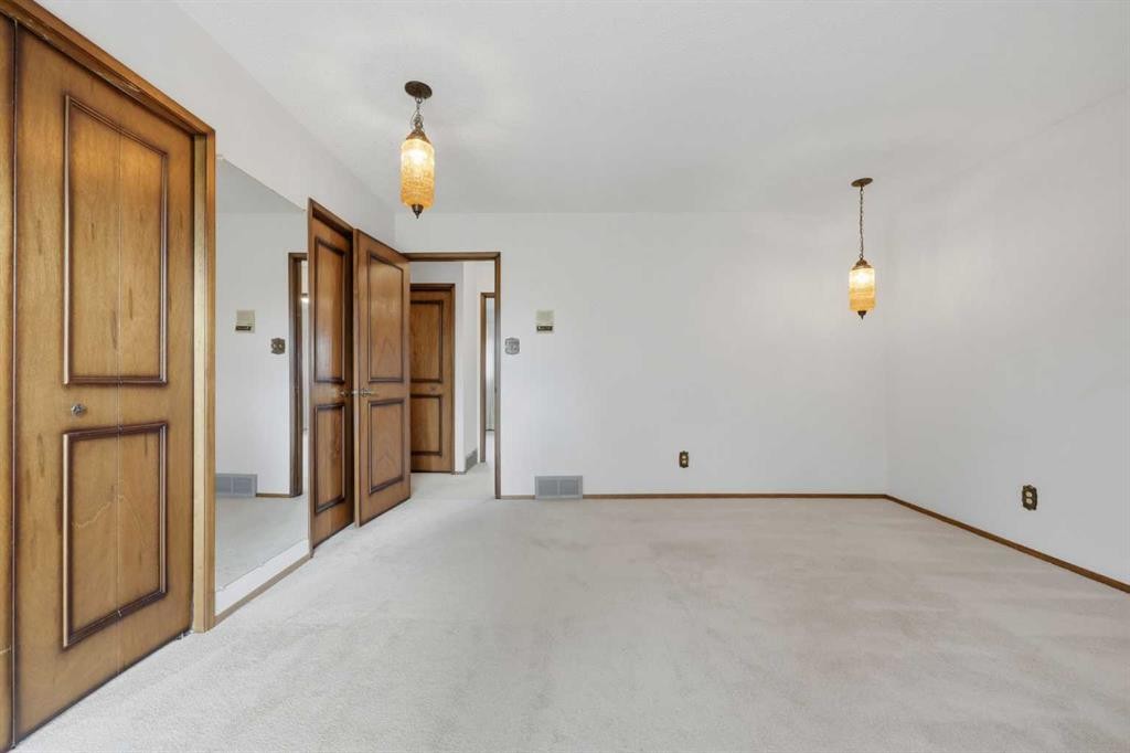 480 Berkley Crescent Nw, Calgary, AB - Indoor Photo Showing Other Room