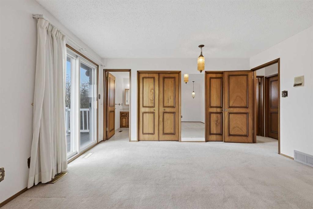 480 Berkley Crescent Nw, Calgary, AB - Indoor Photo Showing Other Room