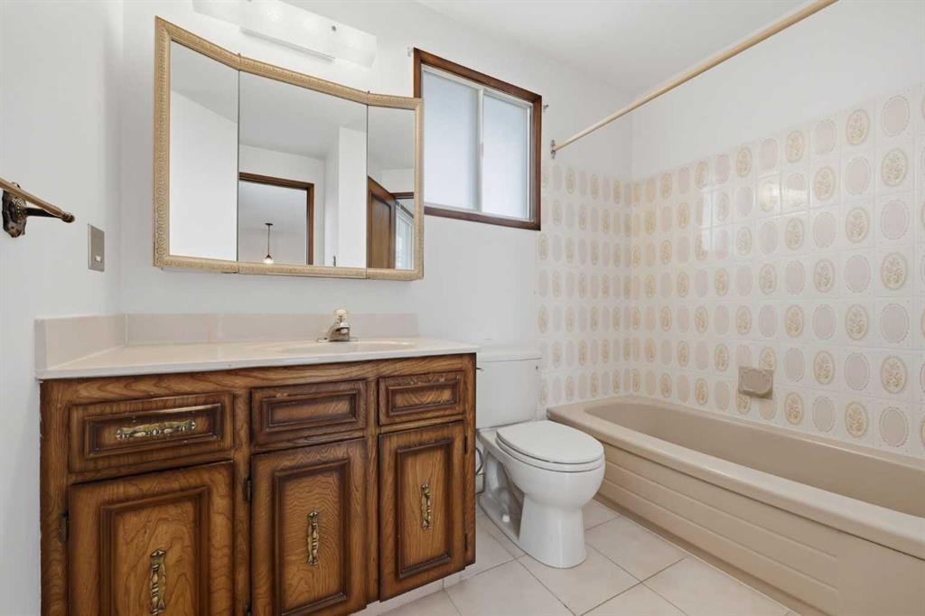 480 Berkley Crescent Nw, Calgary, AB - Indoor Photo Showing Bathroom
