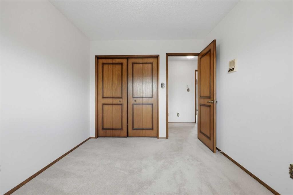 480 Berkley Crescent Nw, Calgary, AB - Indoor Photo Showing Other Room
