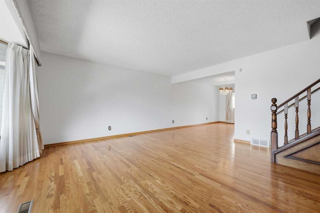 480 Berkley Crescent Nw, Calgary, AB - Indoor Photo Showing Other Room