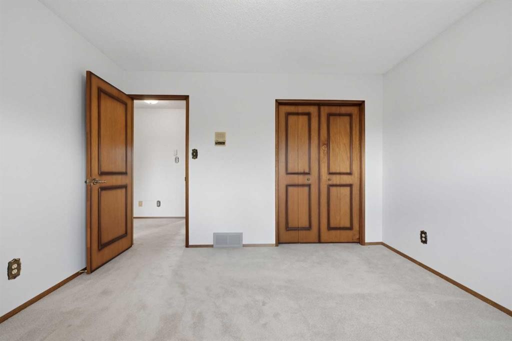 480 Berkley Crescent Nw, Calgary, AB - Indoor Photo Showing Other Room