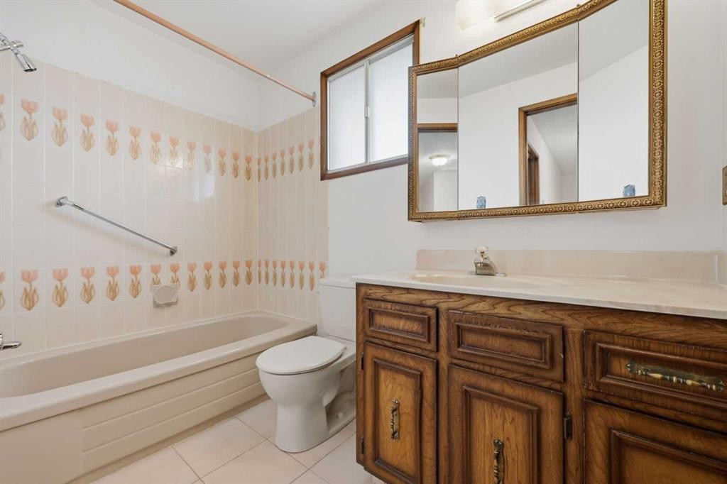 480 Berkley Crescent Nw, Calgary, AB - Indoor Photo Showing Bathroom