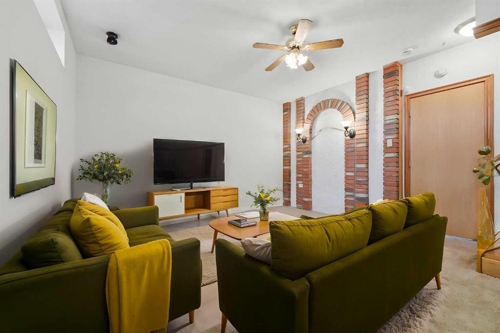 480 Berkley Crescent Nw, Calgary, AB - Indoor Photo Showing Living Room