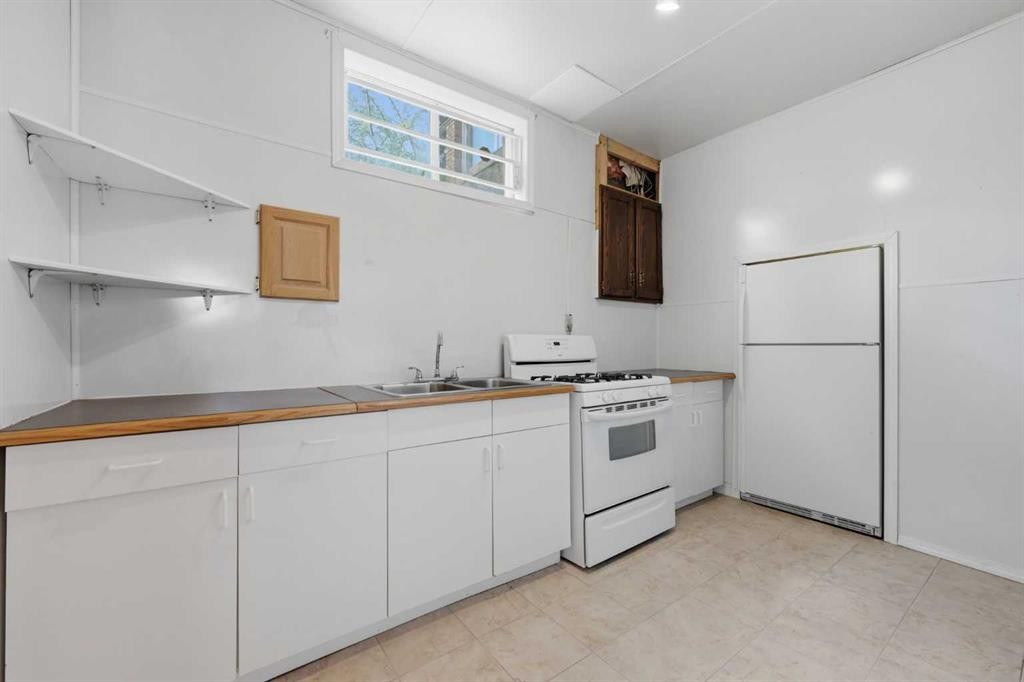 480 Berkley Crescent Nw, Calgary, AB - Indoor Photo Showing Kitchen With Double Sink