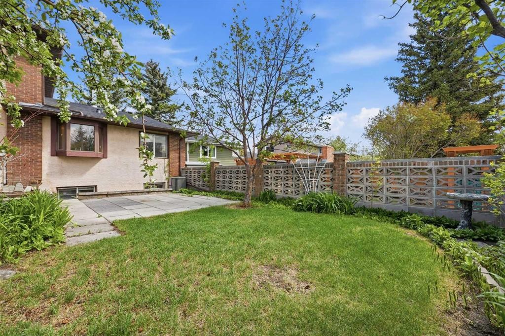 480 Berkley Crescent Nw, Calgary, AB - Outdoor