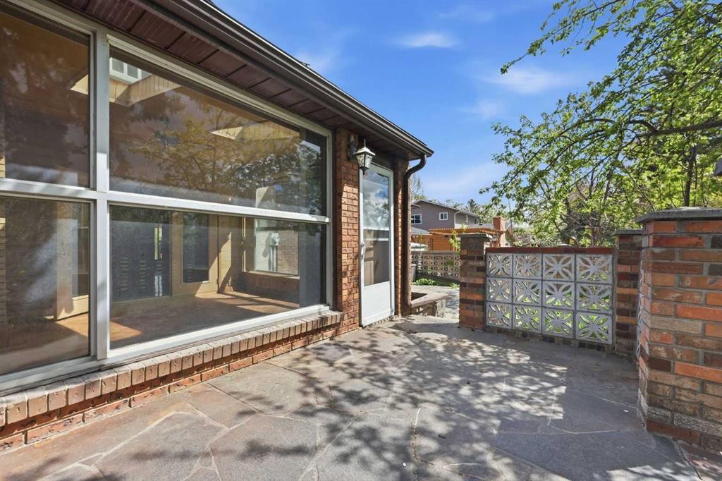 480 Berkley Crescent Nw, Calgary, AB - Outdoor