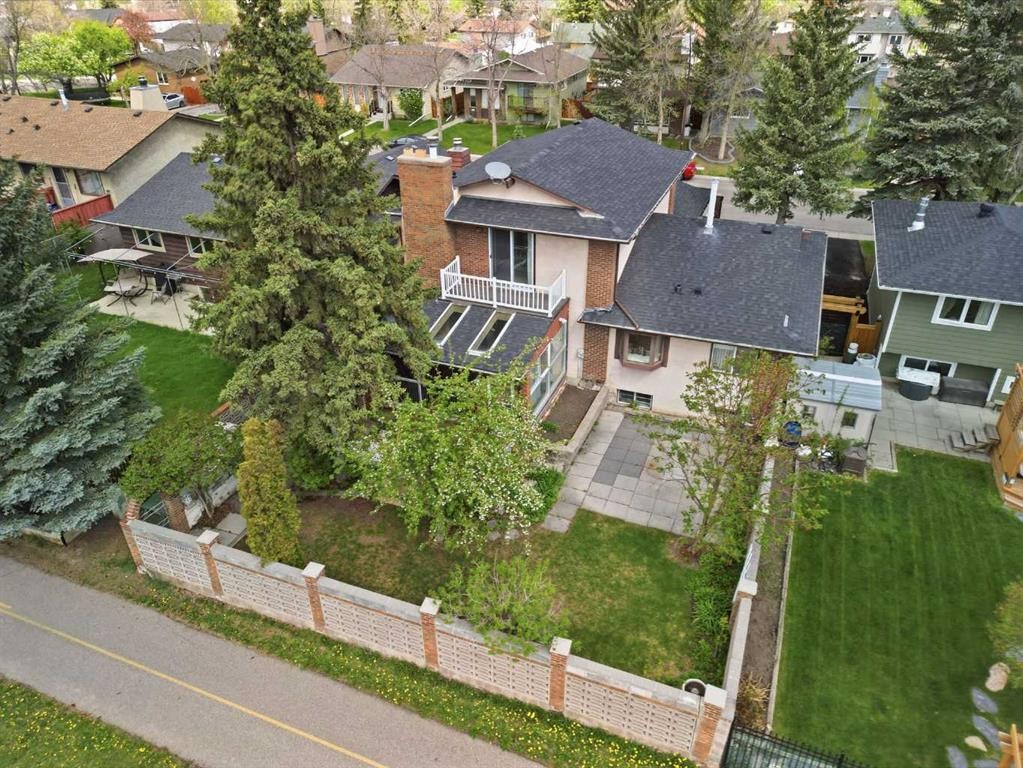 480 Berkley Crescent Nw, Calgary, AB - Outdoor