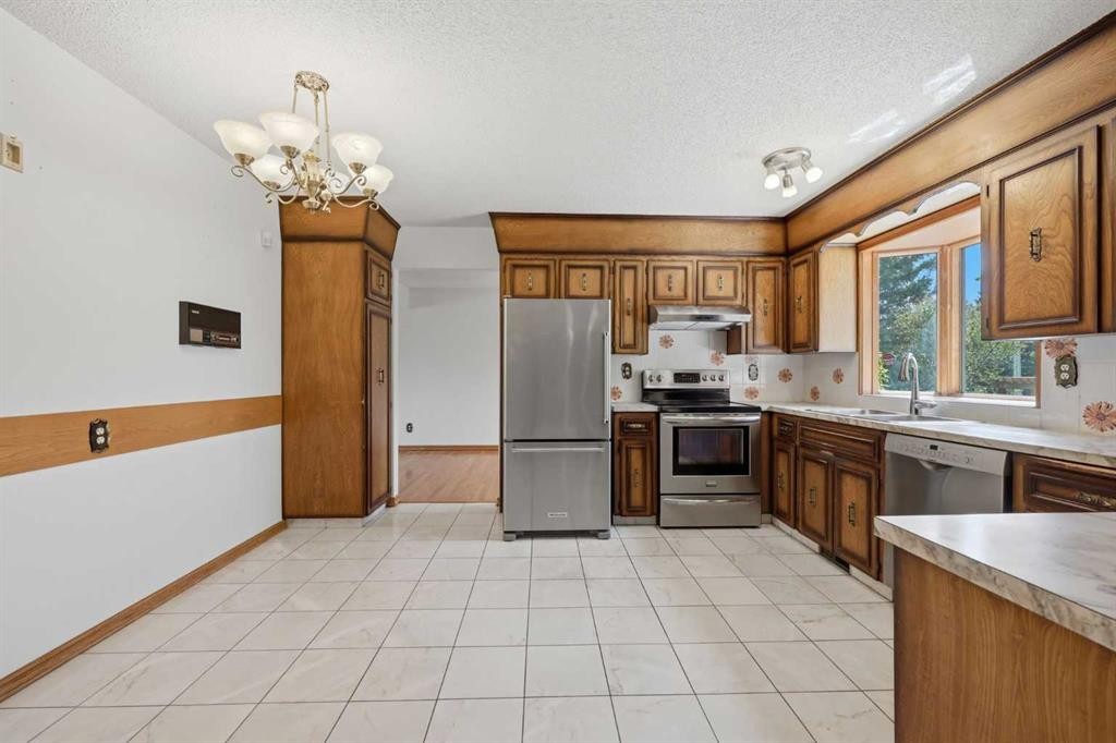 480 Berkley Crescent Nw, Calgary, AB - Indoor Photo Showing Kitchen With Double Sink