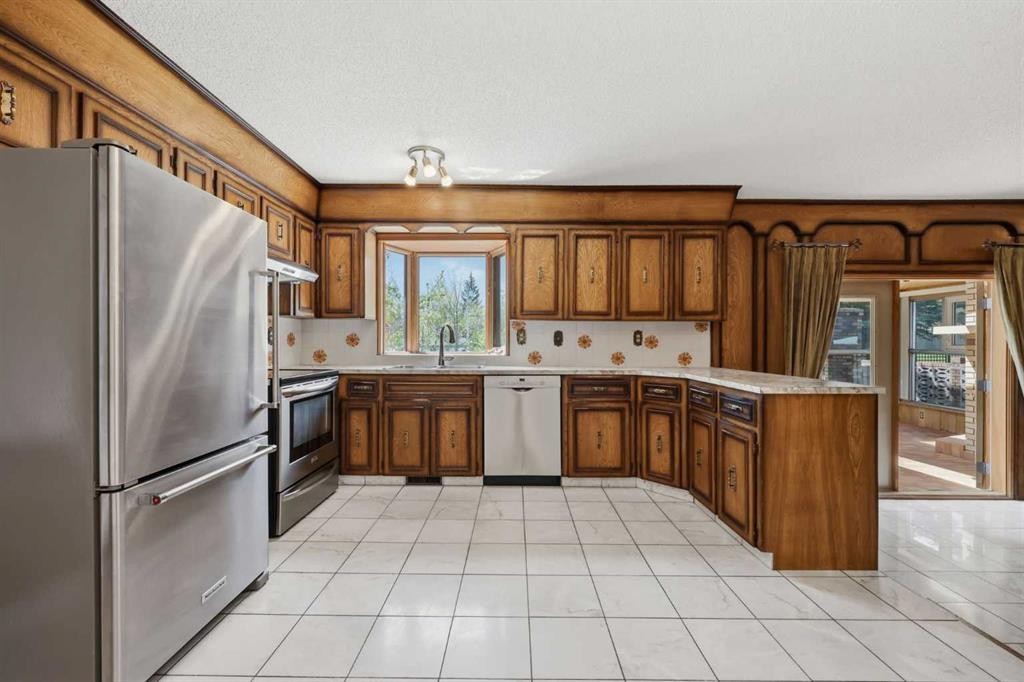 480 Berkley Crescent Nw, Calgary, AB - Indoor Photo Showing Kitchen