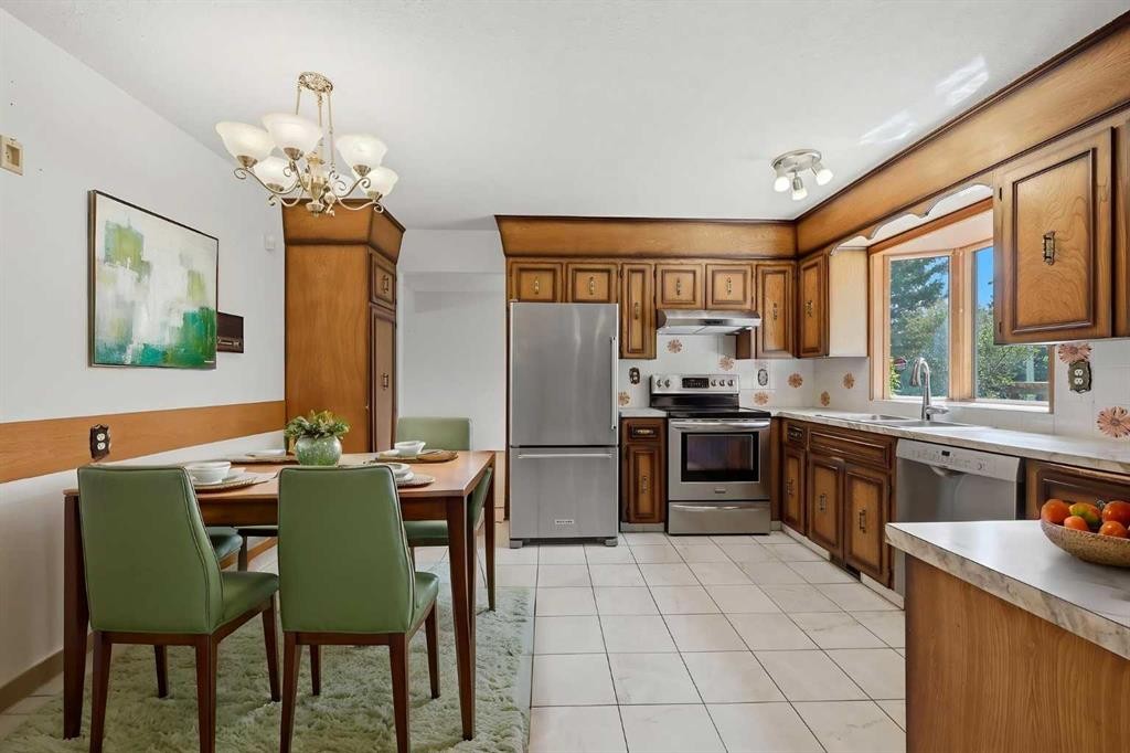 480 Berkley Crescent Nw, Calgary, AB - Indoor Photo Showing Kitchen With Double Sink
