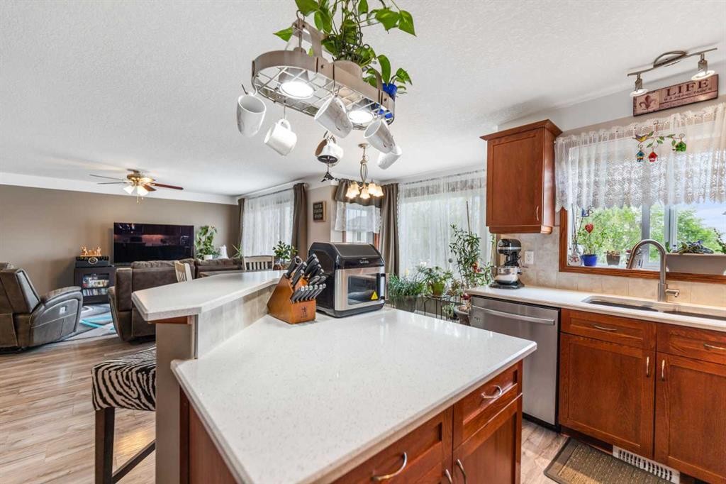 123 Hawkmere View, Chestermere, AB