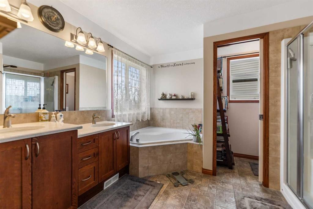 123 Hawkmere View, Chestermere, AB