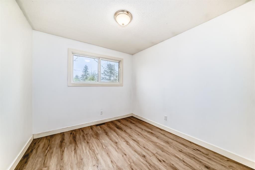 544 Penworth Way Se, Calgary, AB - Indoor Photo Showing Other Room