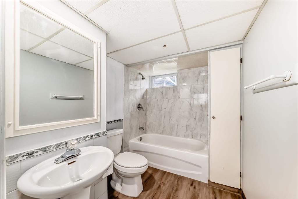 544 Penworth Way Se, Calgary, AB - Indoor Photo Showing Bathroom