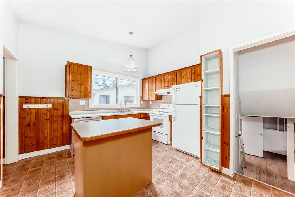 544 Penworth Way Se, Calgary, AB - Indoor Photo Showing Kitchen