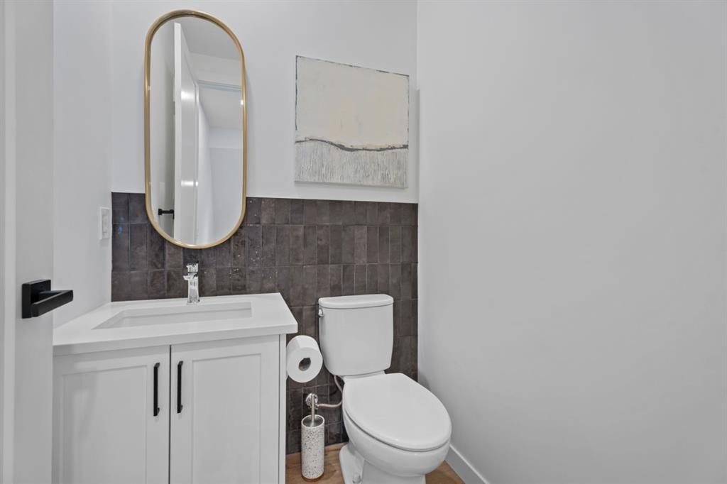 408 Greenbriar Common Nw, Calgary, AB - Indoor Photo Showing Bathroom