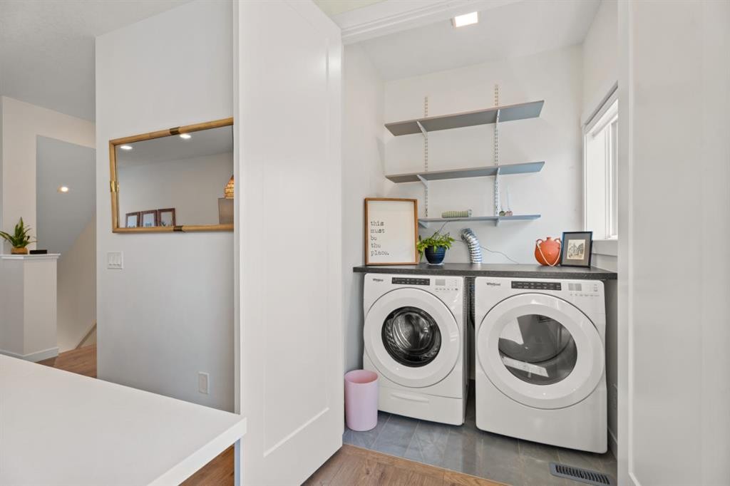 408 Greenbriar Common Nw, Calgary, AB - Indoor Photo Showing Laundry Room