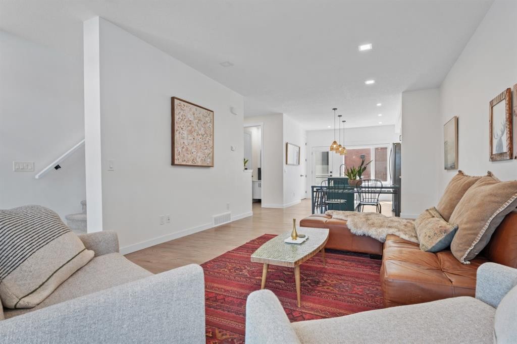 408 Greenbriar Common Nw, Calgary, AB - Indoor Photo Showing Living Room